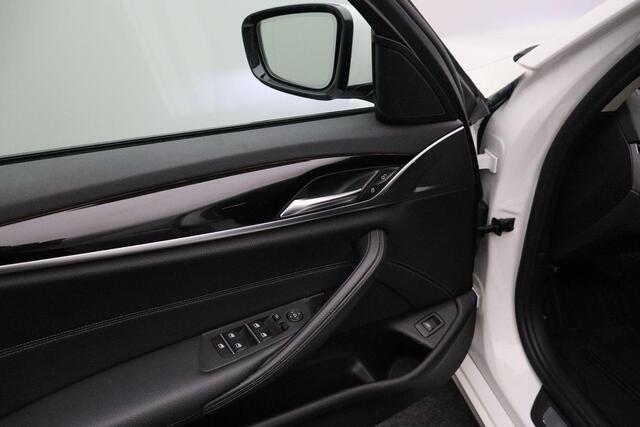 BMW 5-SERIE Touring 520i High Executive 2018 | Navigatie | Stoel & Stuurverwarming | Achteruitrij Camera | Elektrisch Verstelbare Stoelen | Cruise Control | Nationale Autopas