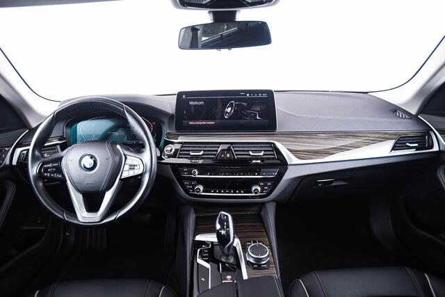 BMW 5-SERIE Touring 520d xDrive High Executive Luxury Line - Trekhaak - Panoramadak - zonneschermen - Getinte ruiten - Parking Assistant - BMW Live Cockpit Professional - Elektrisch verwarmde voorstoelen -