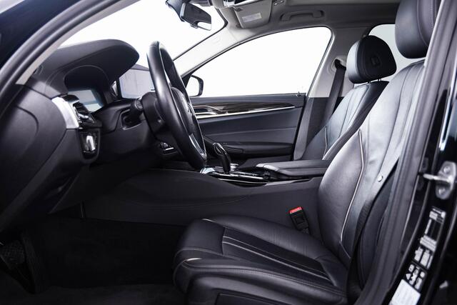BMW 5-SERIE Touring 520d xDrive High Executive Luxury Line - Trekhaak - Panoramadak - zonneschermen - Getinte ruiten - Parking Assistant - BMW Live Cockpit Professional - Elektrisch verwarmde voorstoelen -