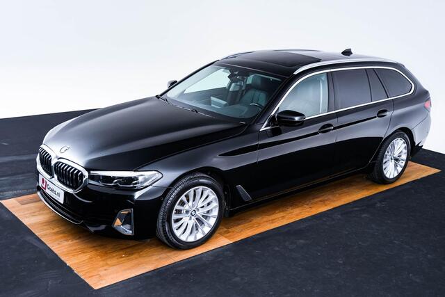 BMW 5-SERIE Touring 520d xDrive High Executive Luxury Line - Trekhaak - Panoramadak - zonneschermen - Getinte ruiten - Parking Assistant - BMW Live Cockpit Professional - Elektrisch verwarmde voorstoelen -