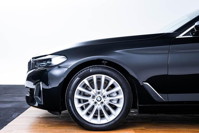 BMW 5-SERIE Touring 520d xDrive High Executive Luxury Line - Trekhaak - Panoramadak - zonneschermen - Getinte ruiten - Parking Assistant - BMW Live Cockpit Professional - Elektrisch verwarmde voorstoelen -
