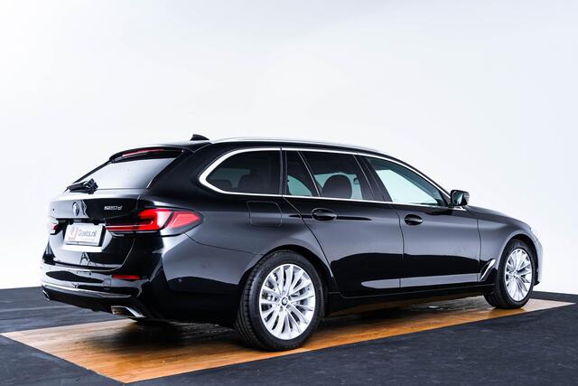 BMW 5-SERIE Touring 520d xDrive High Executive Luxury Line - Trekhaak - Panoramadak - zonneschermen - Getinte ruiten - Parking Assistant - BMW Live Cockpit Professional - Elektrisch verwarmde voorstoelen -
