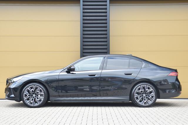 BMW 5-SERIE 550e xDrive * Harman/Kardon * Trekhaak * SOH 96% * Comforttoegang * 20' LM * Comfortstoelen *