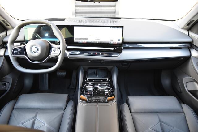 BMW 5-SERIE 550e xDrive * Harman/Kardon * Trekhaak * SOH 96% * Comforttoegang * 20' LM * Comfortstoelen *