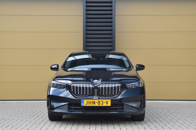 BMW 5-SERIE 550e xDrive * Harman/Kardon * Trekhaak * SOH 96% * Comforttoegang * 20' LM * Comfortstoelen *