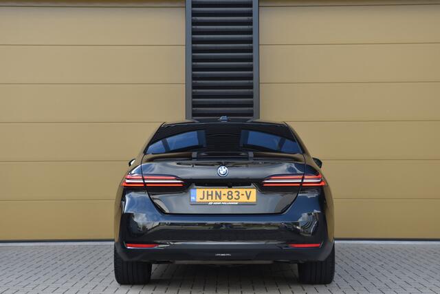 BMW 5-SERIE 550e xDrive * Harman/Kardon * Trekhaak * SOH 96% * Comforttoegang * 20' LM * Comfortstoelen *