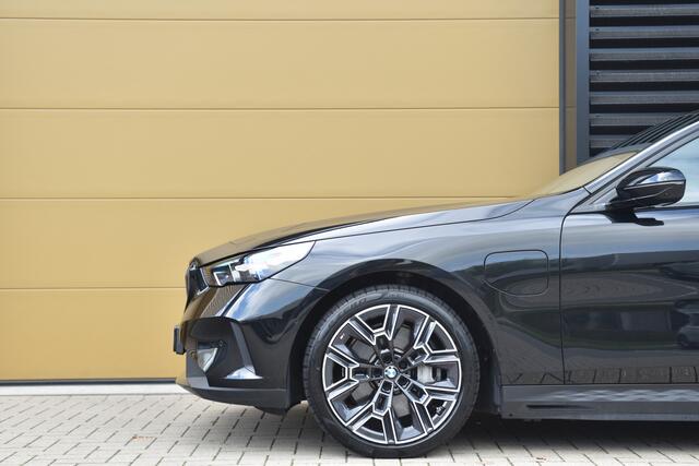 BMW 5-SERIE 550e xDrive * Harman/Kardon * Trekhaak * SOH 96% * Comforttoegang * 20' LM * Comfortstoelen *