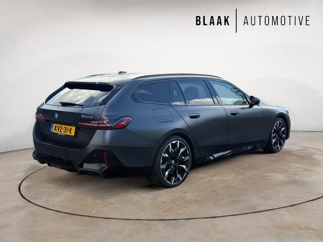 BMW 5-SERIE Touring 530e M Sport-Pro Edition | matzwart | 21" individual | innovation | leer | head-up