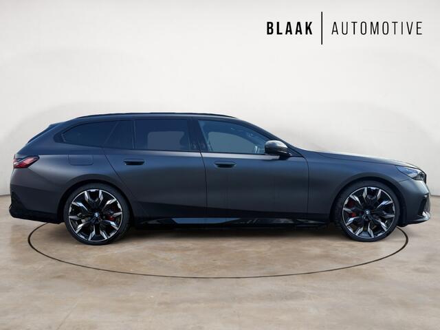 BMW 5-SERIE Touring 530e M Sport-Pro Edition | matzwart | 21" individual | innovation | leer | head-up