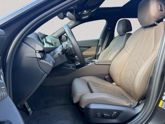 BMW 5-SERIE Touring 530e M Sport-Pro Edition | matzwart | 21" individual | innovation | leer | head-up