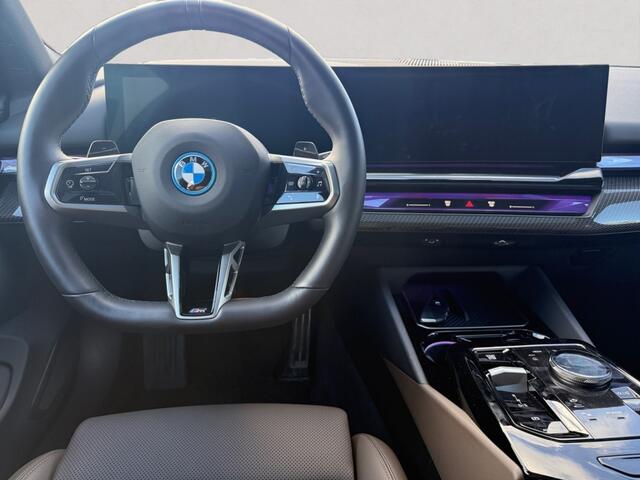 BMW 5-SERIE Touring 530e M Sport-Pro Edition | matzwart | 21" individual | innovation | leer | head-up