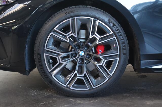 BMW 5-SERIE 520i | M-Sport Pro | Panorama | H&K | Trekhaak | Carbon