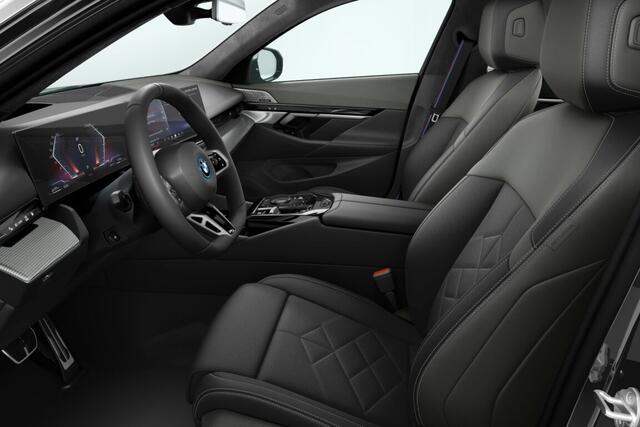 BMW 5-SERIE Sedan 550e xDrive M Sport Pro Edition | M Sportpakket Pro | Innovation Pack | Travel Pack | Comfort Pack | Trekhaak