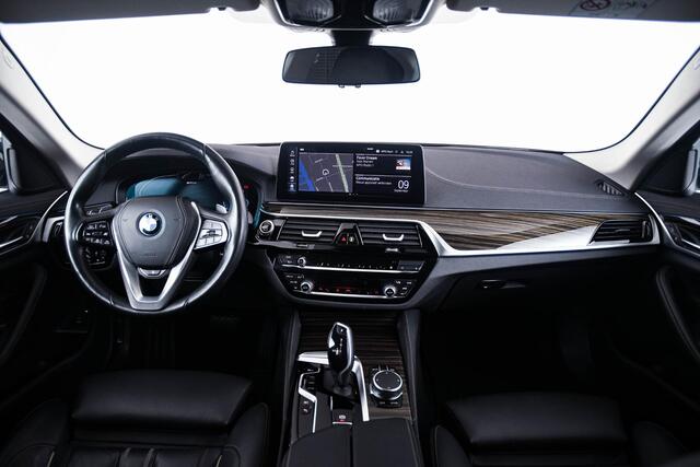 BMW 5-SERIE 530e Luxury Line - Driving Assistant Professional - Head up - Comfort Access - BMW Laserlight - Getinte Ruiten - High Beam Assistant - Comfortstoelen - Stuurwielrand verwarmd -
