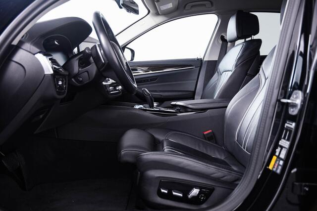 BMW 5-SERIE 530e Luxury Line - Driving Assistant Professional - Head up - Comfort Access - BMW Laserlight - Getinte Ruiten - High Beam Assistant - Comfortstoelen - Stuurwielrand verwarmd -