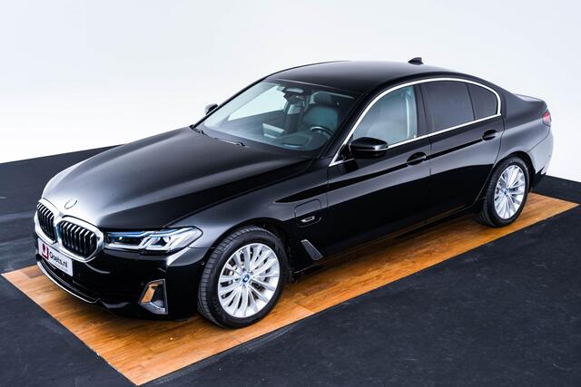 BMW 5-SERIE 530e Luxury Line - Driving Assistant Professional - Head up - Comfort Access - BMW Laserlight - Getinte Ruiten - High Beam Assistant - Comfortstoelen - Stuurwielrand verwarmd -