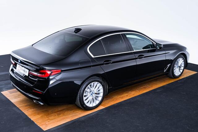 BMW 5-SERIE 530e Luxury Line - Driving Assistant Professional - Head up - Comfort Access - BMW Laserlight - Getinte Ruiten - High Beam Assistant - Comfortstoelen - Stuurwielrand verwarmd -