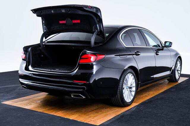 BMW 5-SERIE 530e Luxury Line - Driving Assistant Professional - Head up - Comfort Access - BMW Laserlight - Getinte Ruiten - High Beam Assistant - Comfortstoelen - Stuurwielrand verwarmd -