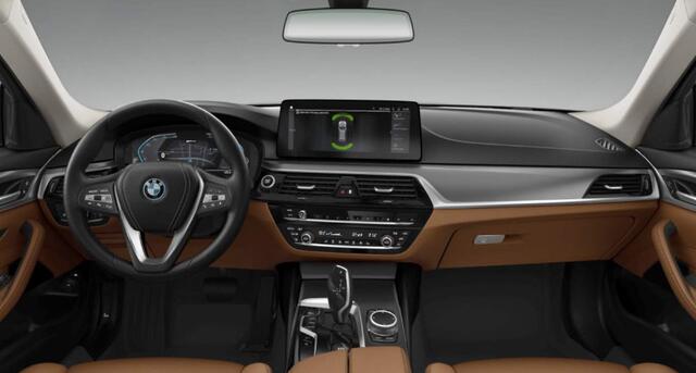 BMW 5-SERIE Touring 530e Trekhaak - Active Cruise Control - Elektrisch verstelbare/verwarmde stoelen - High Beam Assistant - Getinte Ruiten - Sportstoelen - Driving/Parking Assistant -