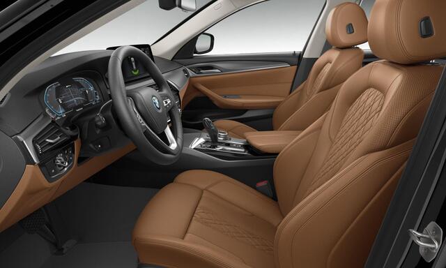 BMW 5-SERIE Touring 530e Trekhaak - Active Cruise Control - Elektrisch verstelbare/verwarmde stoelen - High Beam Assistant - Getinte Ruiten - Sportstoelen - Driving/Parking Assistant -