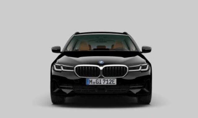 BMW 5-SERIE Touring 530e Trekhaak - Active Cruise Control - Elektrisch verstelbare/verwarmde stoelen - High Beam Assistant - Getinte Ruiten - Sportstoelen - Driving/Parking Assistant -