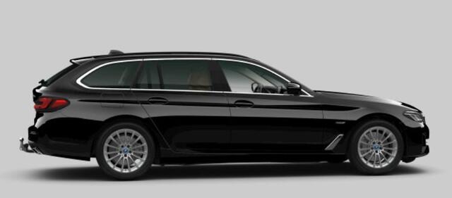 BMW 5-SERIE Touring 530e Trekhaak - Active Cruise Control - Elektrisch verstelbare/verwarmde stoelen - High Beam Assistant - Getinte Ruiten - Sportstoelen - Driving/Parking Assistant -