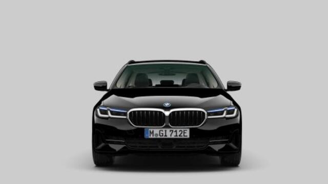 BMW 5-SERIE Touring 530e Trekhaak - Panoramadak - Driving Assistant Professional - Head up - Elektrisch verwarmde voorstoelen - BMW Laserlight - Parking Assistant Plus - High Beam Assistant -