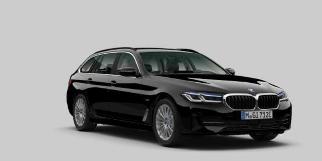 BMW 5-SERIE Touring 530e Trekhaak - Panoramadak - Driving Assistant Professional - Head up - Elektrisch verwarmde voorstoelen - BMW Laserlight - Parking Assistant Plus - High Beam Assistant -