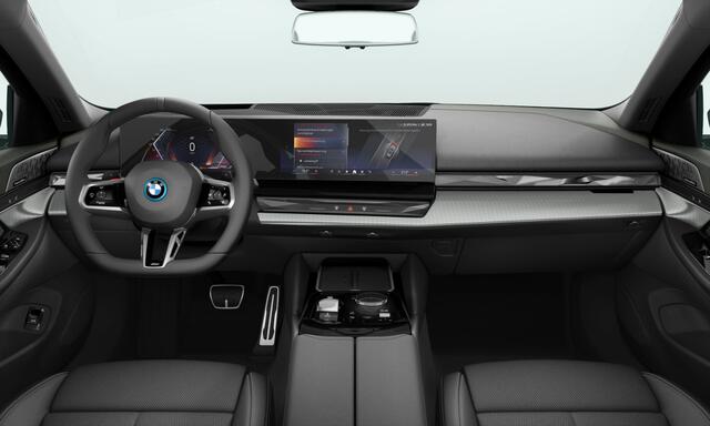 BMW 5-SERIE Touring 550e xDrive | Individual leder | Stoelverw. + ventilatie | Bowers & Wilkins | Trekhaak | 360 cam