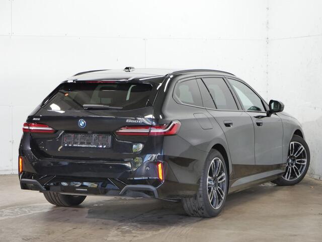 BMW 5-SERIE Touring 550e xDrive | Individual leder | Stoelverw. + ventilatie | Bowers & Wilkins | Trekhaak | 360 cam