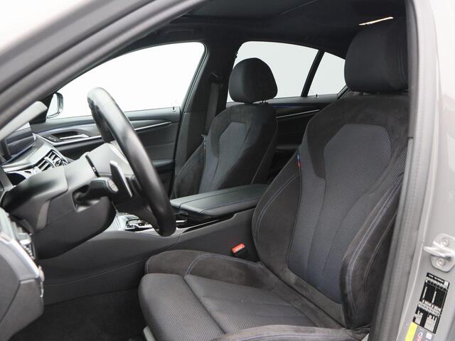 BMW 5-SERIE 530e Business Edition Plus 292 Pk | M-Pakket | Virtual Cockpit | Schuif-kanteldak | Adaptive Cruise | Sportstoelen | LED | 21 Inch
