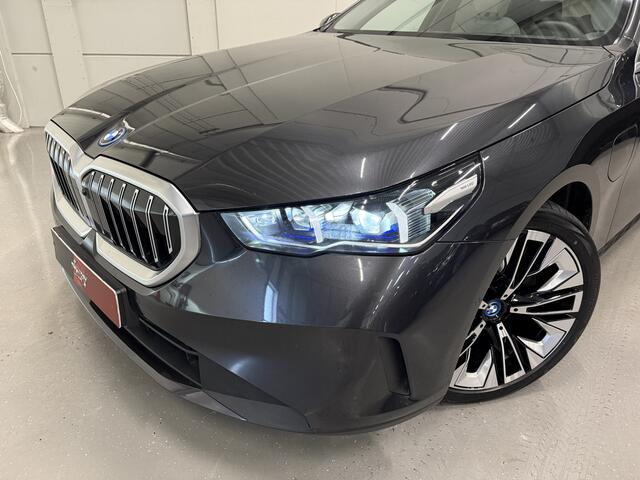 BMW 5-SERIE 530e Edition PANO/H&K/HEAD-UP/LEER-SPORT/CURVED-DISPLAY/360CAMERA/20"/LED-ADAPTIVE/KEYLESS/ELECTR.TREKHAAK/NIEUW-MODEL2025/BTW-AUTO/FABRIEKS-GARANTIE T/M 06-2027