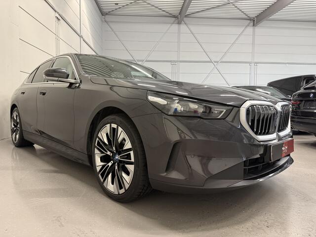 BMW 5-SERIE 530e Edition PANO/H&K/HEAD-UP/LEER-SPORT/CURVED-DISPLAY/360CAMERA/20"/LED-ADAPTIVE/KEYLESS/ELECTR.TREKHAAK/NIEUW-MODEL2025/BTW-AUTO/FABRIEKS-GARANTIE T/M 06-2027