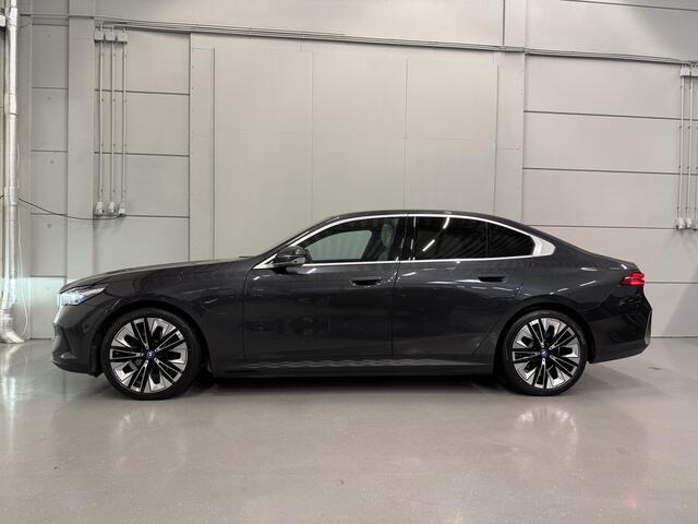 BMW 5-SERIE 530e Edition PANO/H&K/HEAD-UP/LEER-SPORT/CURVED-DISPLAY/360CAMERA/20"/LED-ADAPTIVE/KEYLESS/ELECTR.TREKHAAK/NIEUW-MODEL2025/BTW-AUTO/FABRIEKS-GARANTIE T/M 06-2027
