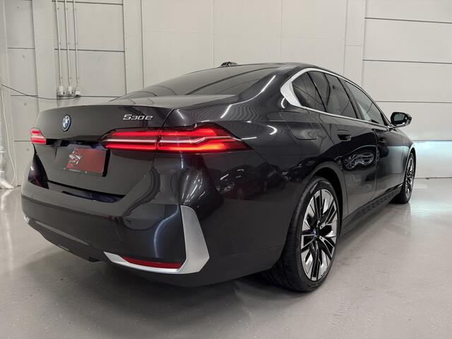 BMW 5-SERIE 530e Edition PANO/H&K/HEAD-UP/LEER-SPORT/CURVED-DISPLAY/360CAMERA/20"/LED-ADAPTIVE/KEYLESS/ELECTR.TREKHAAK/NIEUW-MODEL2025/BTW-AUTO/FABRIEKS-GARANTIE T/M 06-2027