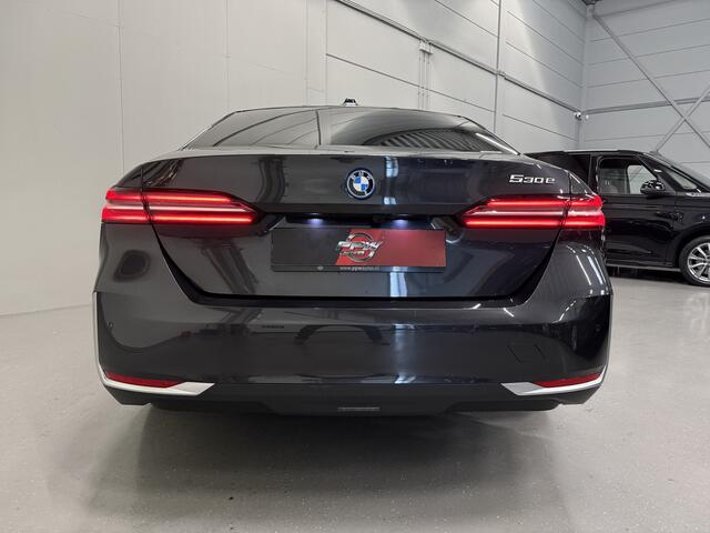 BMW 5-SERIE 530e Edition PANO/H&K/HEAD-UP/LEER-SPORT/CURVED-DISPLAY/360CAMERA/20"/LED-ADAPTIVE/KEYLESS/ELECTR.TREKHAAK/NIEUW-MODEL2025/BTW-AUTO/FABRIEKS-GARANTIE T/M 06-2027