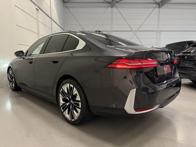 BMW 5-SERIE 530e Edition PANO/H&K/HEAD-UP/LEER-SPORT/CURVED-DISPLAY/360CAMERA/20"/LED-ADAPTIVE/KEYLESS/ELECTR.TREKHAAK/NIEUW-MODEL2025/BTW-AUTO/FABRIEKS-GARANTIE T/M 06-2027