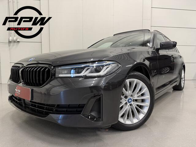 BMW 5-SERIE Touring 530e xDrive High exe PANO/TREKHAAK/H&K/LASER/360CAMERA/HEAD-UP/ACC/LEER-SPORT/SFEER/DRIVING ASS. PRO/M-SPORTSTUUR/KEYLESS/DONKERE-HEMEL/VOLLEDIG BMW DEALER HISTORIE/ABSOLUTE NIEUWSTAAT