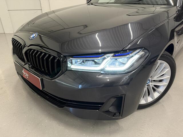 BMW 5-SERIE Touring 530e xDrive High exe PANO/TREKHAAK/H&K/LASER/360CAMERA/HEAD-UP/ACC/LEER-SPORT/SFEER/DRIVING ASS. PRO/M-SPORTSTUUR/KEYLESS/DONKERE-HEMEL/VOLLEDIG BMW DEALER HISTORIE/ABSOLUTE NIEUWSTAAT