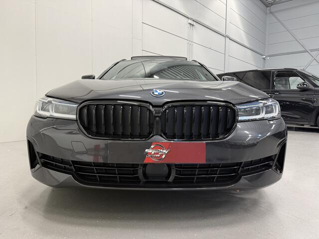 BMW 5-SERIE Touring 530e xDrive High exe PANO/TREKHAAK/H&K/LASER/360CAMERA/HEAD-UP/ACC/LEER-SPORT/SFEER/DRIVING ASS. PRO/M-SPORTSTUUR/KEYLESS/DONKERE-HEMEL/VOLLEDIG BMW DEALER HISTORIE/ABSOLUTE NIEUWSTAAT