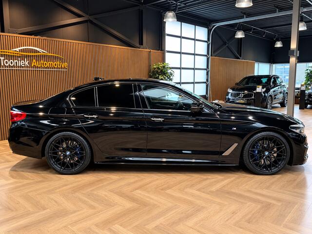 BMW 5-SERIE M550i xDrive High Executive Bom vol | leder | beeldschermen achterin | en een adembenemend geluid