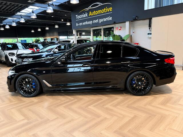 BMW 5-SERIE M550i xDrive High Executive Bom vol | leder | beeldschermen achterin | en een adembenemend geluid