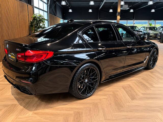 BMW 5-SERIE M550i xDrive High Executive Bom vol | leder | beeldschermen achterin | en een adembenemend geluid