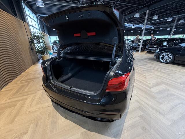 BMW 5-SERIE M550i xDrive High Executive Bom vol | leder | beeldschermen achterin | en een adembenemend geluid