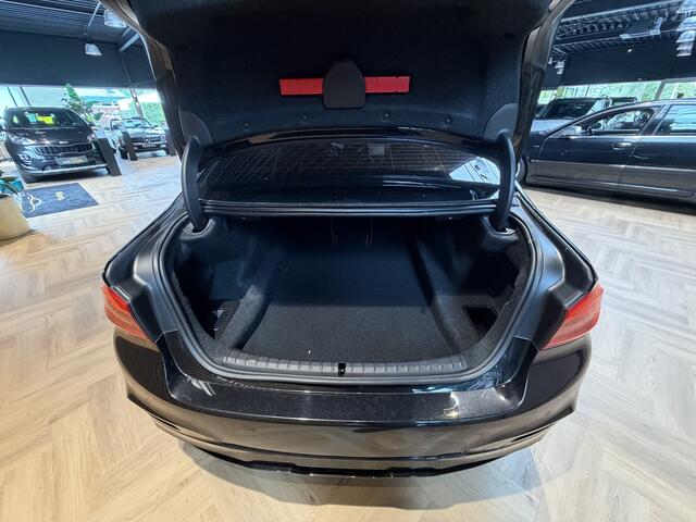 BMW 5-SERIE M550i xDrive High Executive Bom vol | leder | beeldschermen achterin | en een adembenemend geluid