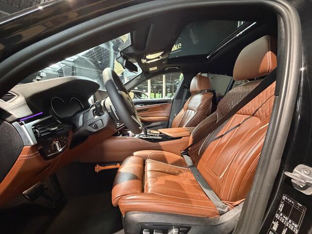 BMW 5-SERIE M550i xDrive High Executive Bom vol | leder | beeldschermen achterin | en een adembenemend geluid