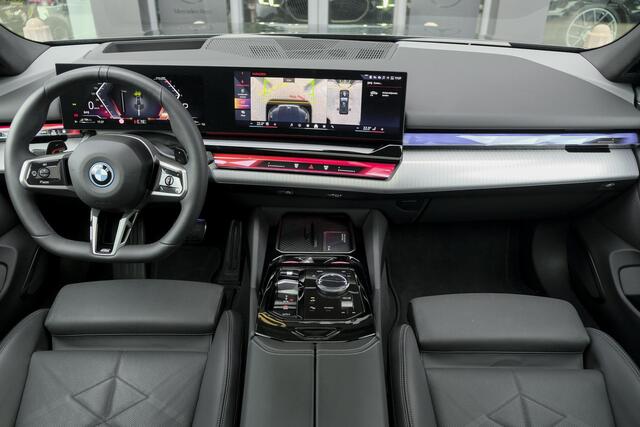 BMW 5-SERIE Touring 550e 490pk M-sport xDrive Panoramadak *BTW* Bowers&Wilkins Trekhaak Head-up M-perfomance look