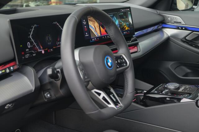 BMW 5-SERIE Touring 550e 490pk M-sport xDrive Panoramadak *BTW* Bowers&Wilkins Trekhaak Head-up M-perfomance look