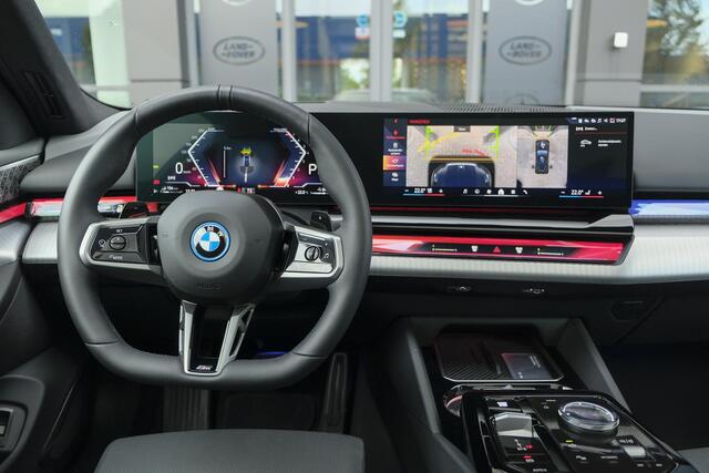 BMW 5-SERIE Touring 550e 490pk M-sport xDrive Panoramadak *BTW* Bowers&Wilkins Trekhaak Head-up M-perfomance look