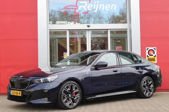 BMW 5-SERIE 550e 490PK xDRIVE | BMW INTERGRAL ACTIVE STEERING (4 WIELBESTURING) | M SPORT PRO | PANORAMA DAK | BOWERS & WILKINS PREMIUM AUDIOSYSTEM | STUUR VERWARMING | 20" LICHTMETALEN VELGEN | ICONIC GLOW GRILL | ZONNESCHERM ACHTERRUIT ELEKTRISCH | INTERIEURLIJSTEN M DONKERZILVER/CARBON FIBER | DRIVING ASSISTANT PLUS | SHADOW LINE | INNOVATIE PAKKET | TRAVEL PAKKET | COMFORT PAKKET (AUTOMATISCHE AIRCONDITIONING 4 ZONES MET AUTOMATISCHE LUCHTCIRCULATIEFUNCTIE, STOELVERWARMING VOOR + ACHTER, STOELEN ELEKTRISCH VERSTELBAAR MET MEMORY, ACTIEVE STOELVENTILATIE VOOR) | BMW INDIVIDUAL LEER MERINO SILVERSTONE/ATLAS GRIJS | COMFORT ACCES | DRAADLOZE TELEFOONLADER | DRAADLOZE APPLE CARPLAY/ANDROID AUTO | NAVIGATIE PROFFESIONAL | SFEER VERLICHTING | 360° CAMERA | ELEKTRISCH BEDIENBARE ACHTERKLEP | HEAD UP DISPLAY | ELEKTRISCH BEDIENBAAR STUURKOLOM | BMW INDIVIDUAL TANSANIT BLAU |